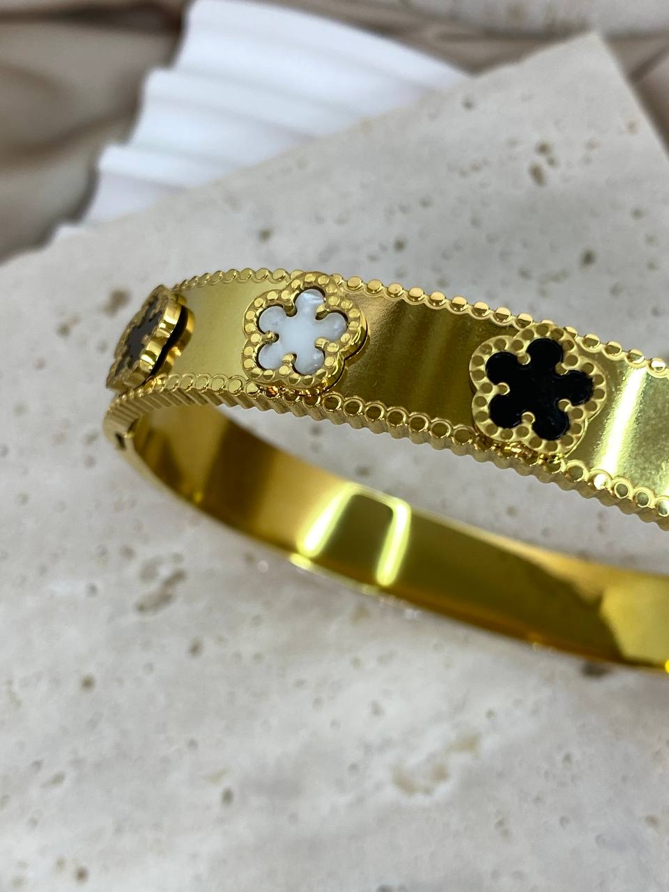 CAMELIA *FLOWER BANGLE*
