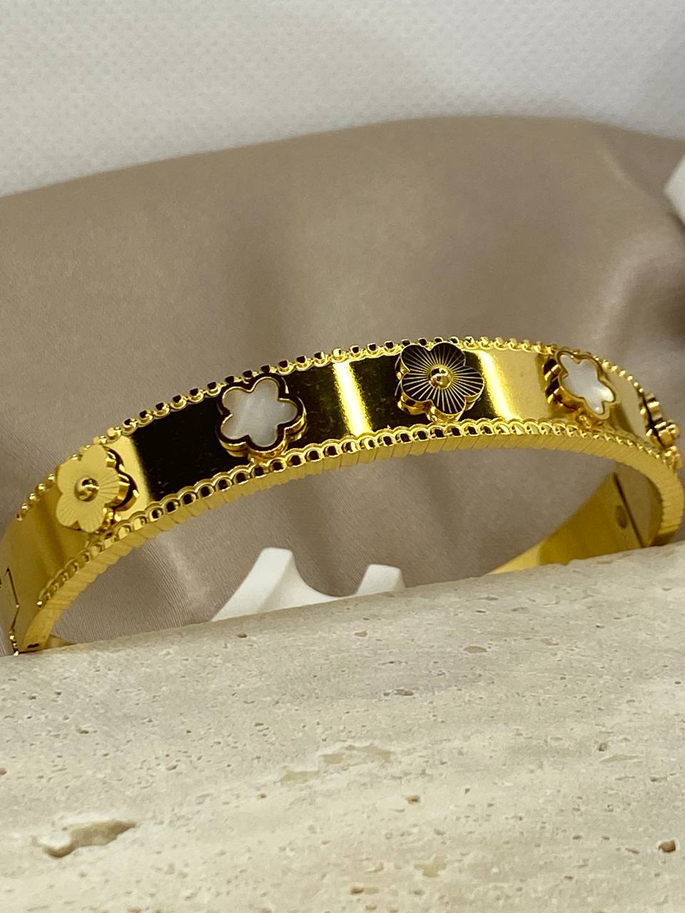 EDRIA *FLOWER BANGLE*