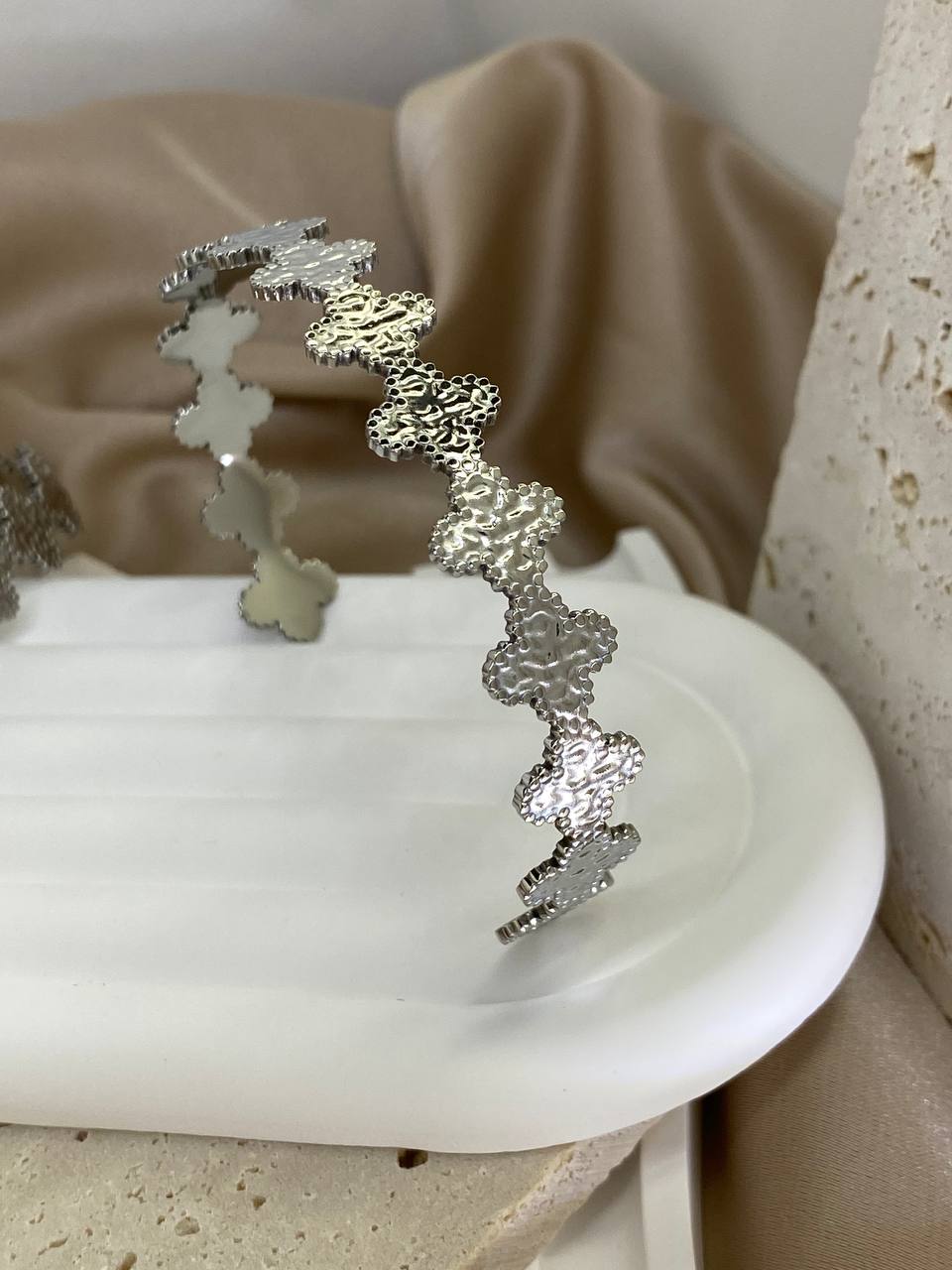 ELISHA * CLOVER BANGLE *